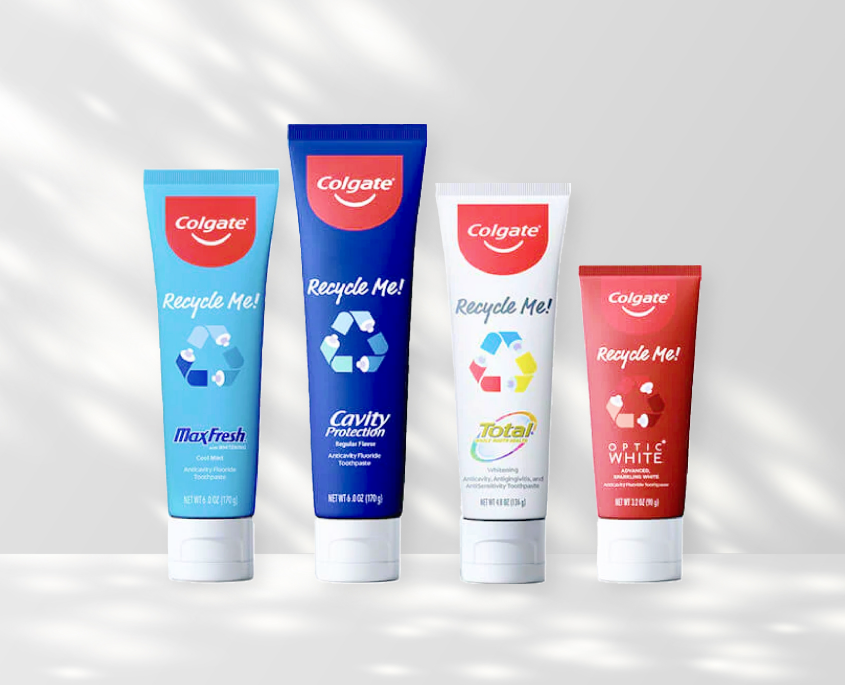 Tânără care se spală pe dinți