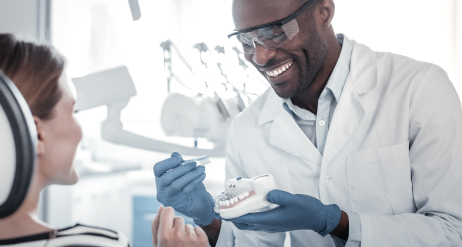 Stomatolog cu o pacientă femeie