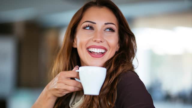 Ce funcționează cel mai bine pentru îndepărtarea petelor de cafea și colorațiile de pe dinți?