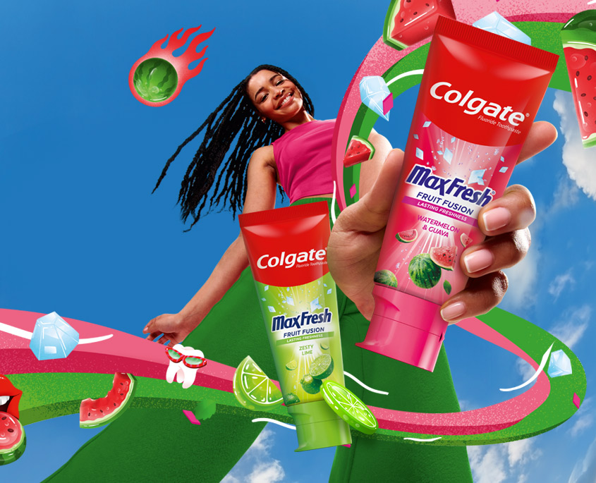 femeie zâmbind cu pastă de dinți