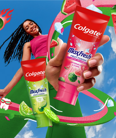 femeie zâmbind cu pastă de dinți